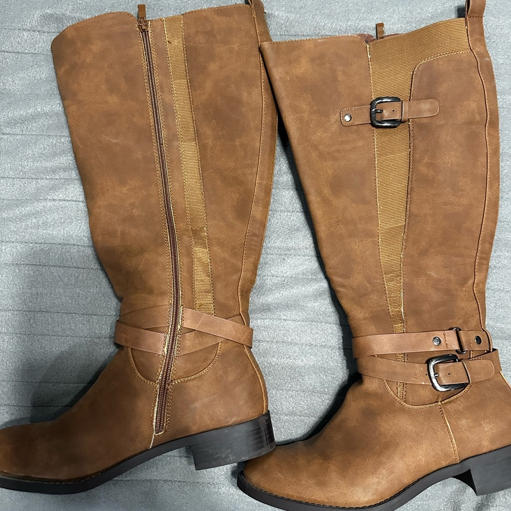 Women’s boots size 9